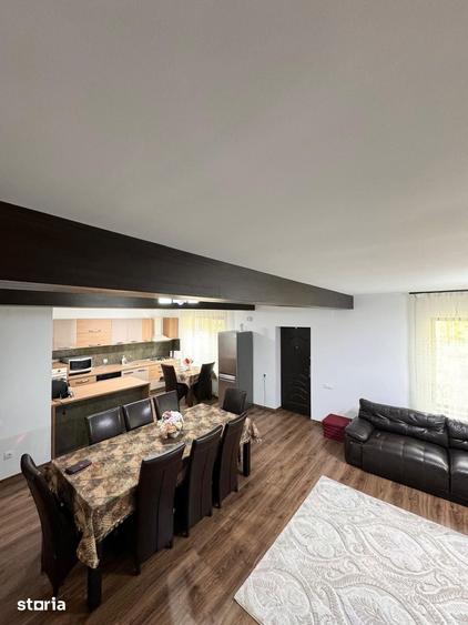 Casă cu 7 camere cu Teren 526 Mp în Măneciu