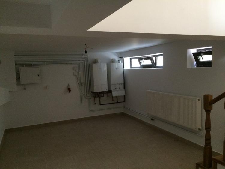 Casă cu 7 camere cu Teren 1300 Mp în Pucioasa-Sat