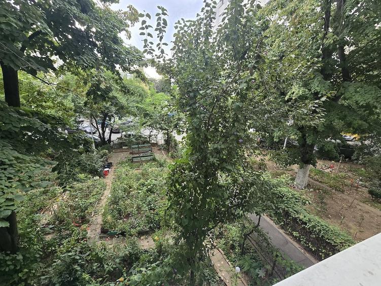 Apartament cu 3 camere semidecomandat în Titan