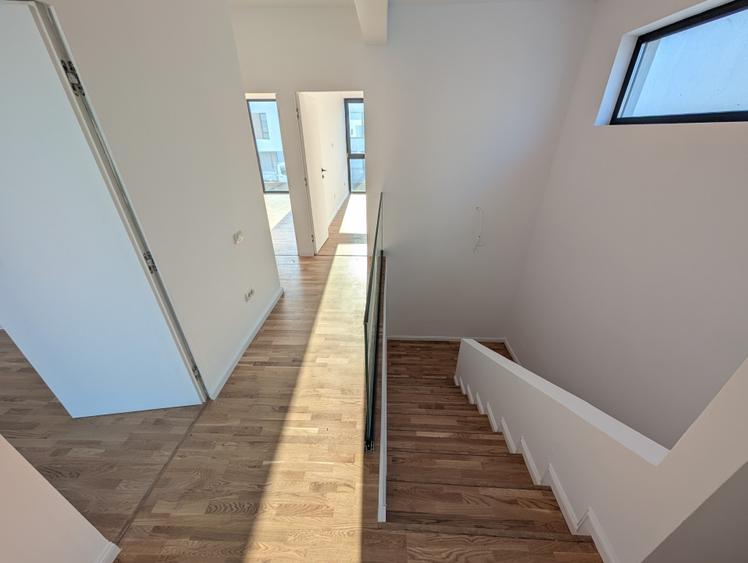 Casă individuală cu 5 camere cu Teren 350 Mp în Tunari