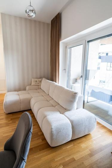 Apartament cu 3 camere semidecomandat, mobilat în Est