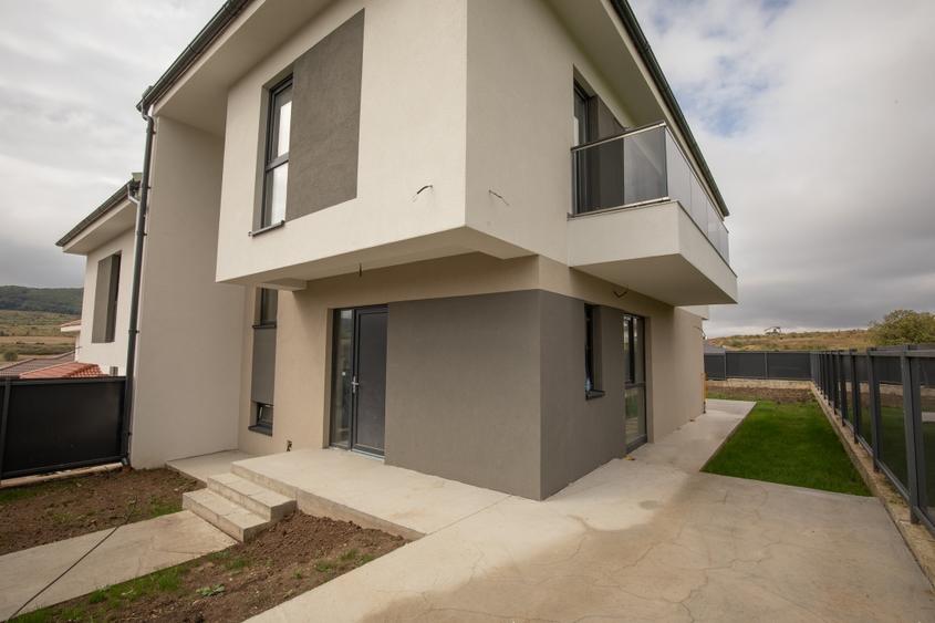 Duplex cu 7 camere cu Canalizare în Chinteni