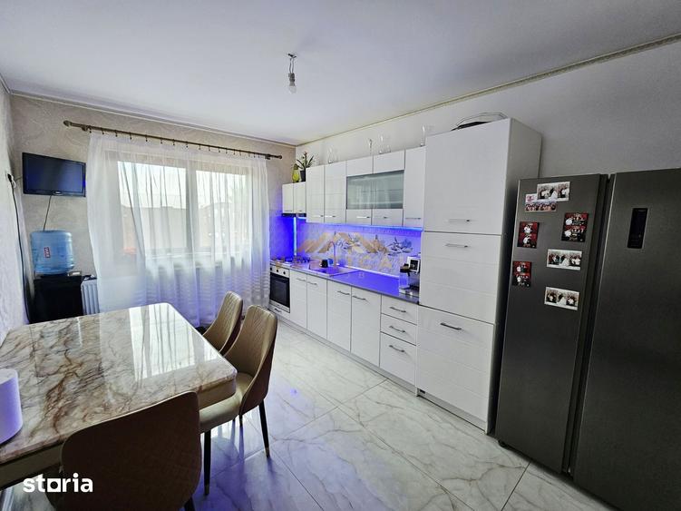 Casă cu 6 camere cu Teren 208 Mp în Vărăști