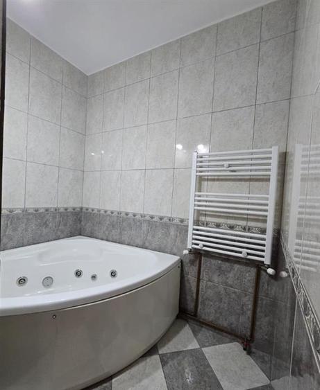 Apartament cu 3 camere decomandat în Podu Roș