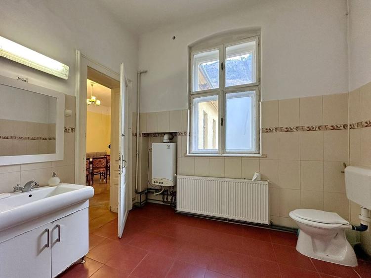 Apartament cu 6 camere nedecomandat în Centrul Istoric