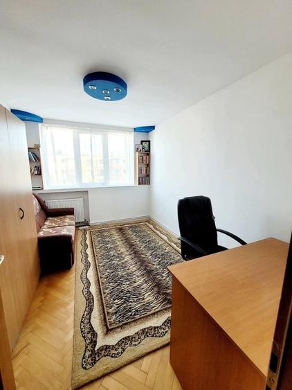 Apartament cu 3 camere semidecomandat în Bartolomeu