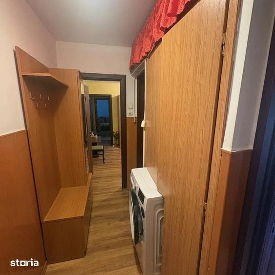 Apartament cu 3 camere semidecomandat în Craiovița Nouă