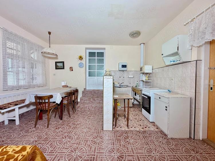 Casă cu 7 camere cu Teren 864 Mp în Central