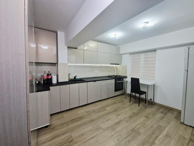 Apartament cu 3 camere decomandat în Obor