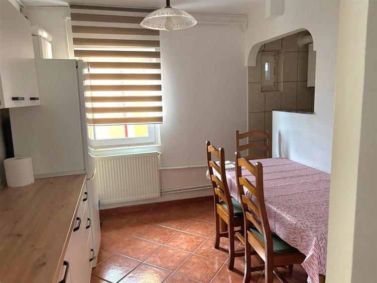 Apartament cu 3 camere decomandat, mobilat în Răcădău