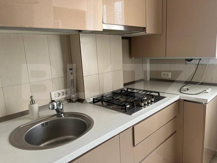Apartament cu 3 camere semidecomandat, mobilat în Lipovei
