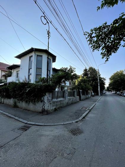 Casă cu 4 camere cu Teren 220 Mp în Central