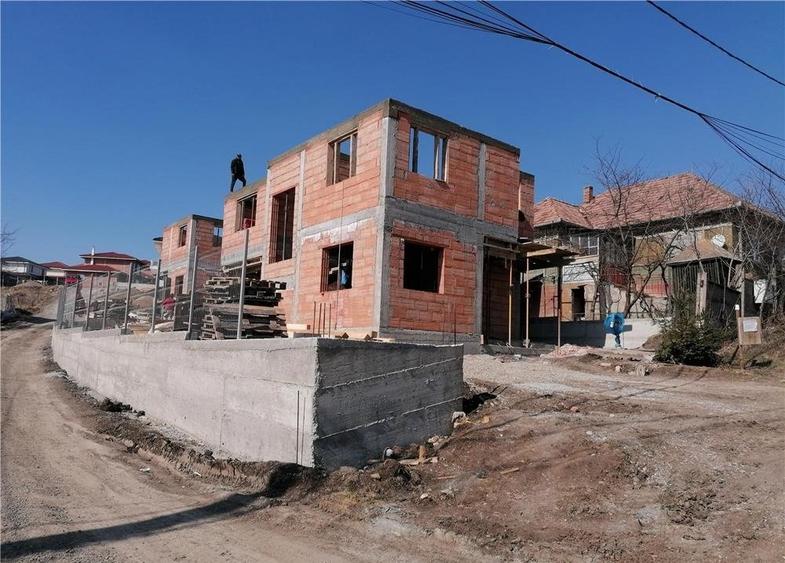 Casă individuală cu 4 camere cu Canalizare în Exterior Est