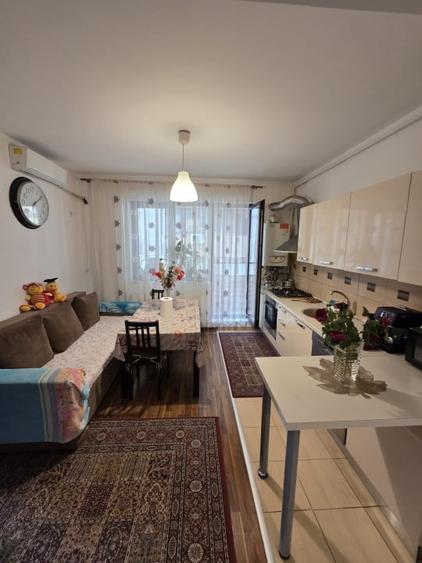 Apartament cu 3 camere semidecomandat, mobilat în Rahova