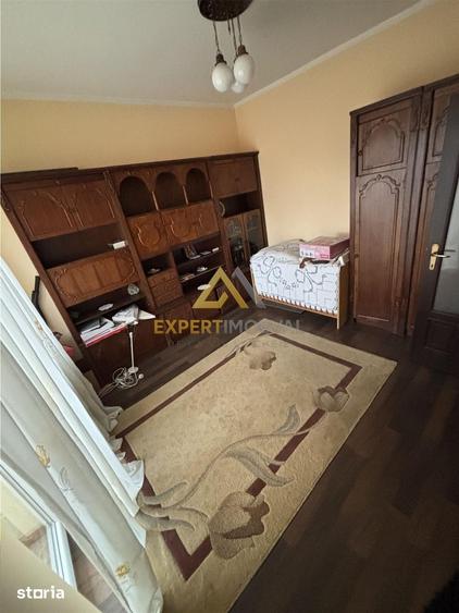 Casă cu 7 camere cu Teren 1100 Mp în Valea Borcutului