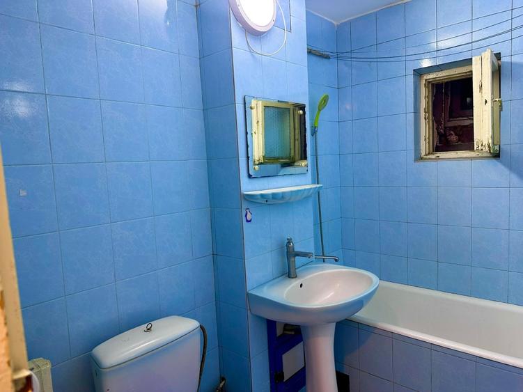 Apartament cu 2 camere semidecomandat în Craiovița Nouă