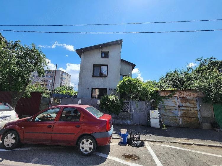 Casă cu 5 camere cu Teren 320 Mp în Apărătorii Patriei