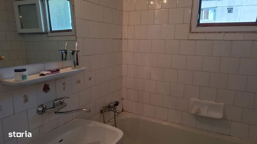 Apartament cu 3 camere semidecomandat în Exterior Vest