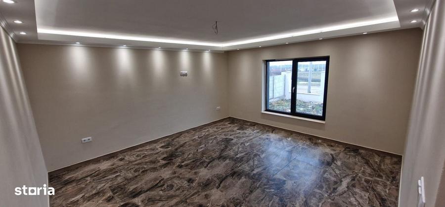 Casă cu 3 camere decomandat cu Canalizare în Agigea