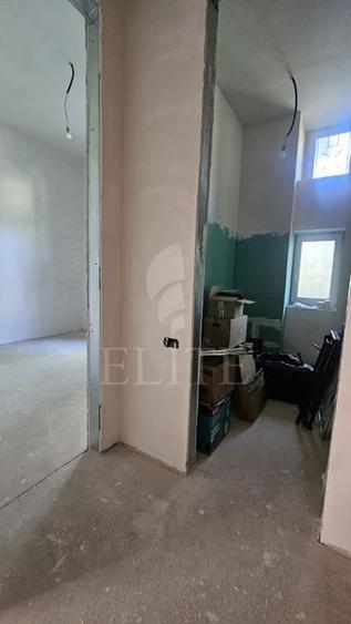 Apartament cu 4 camere semidecomandat în Central
