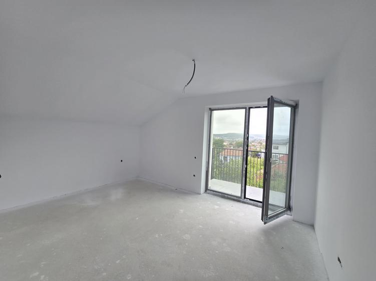 Casă individuală cu 5 camere cu Canalizare în Dâmbul Rotund