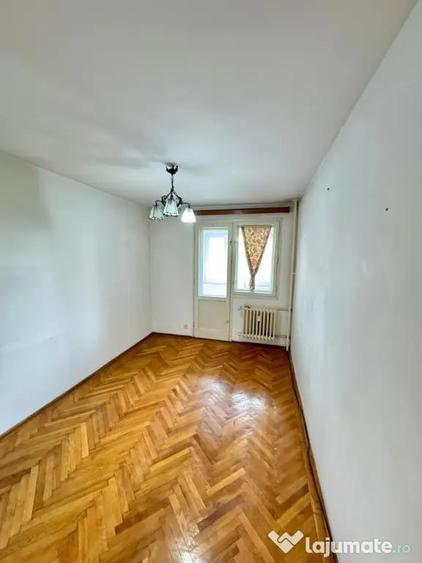 Apartament cu 3 camere semidecomandat în Berceni