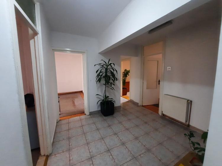 Apartament cu 4 camere decomandat în Central