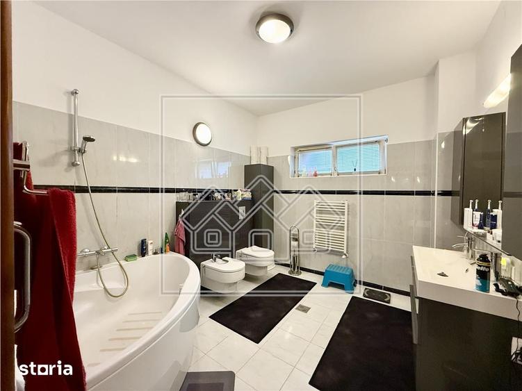 Casă cu 8 camere cu Teren 1337 Mp în Central