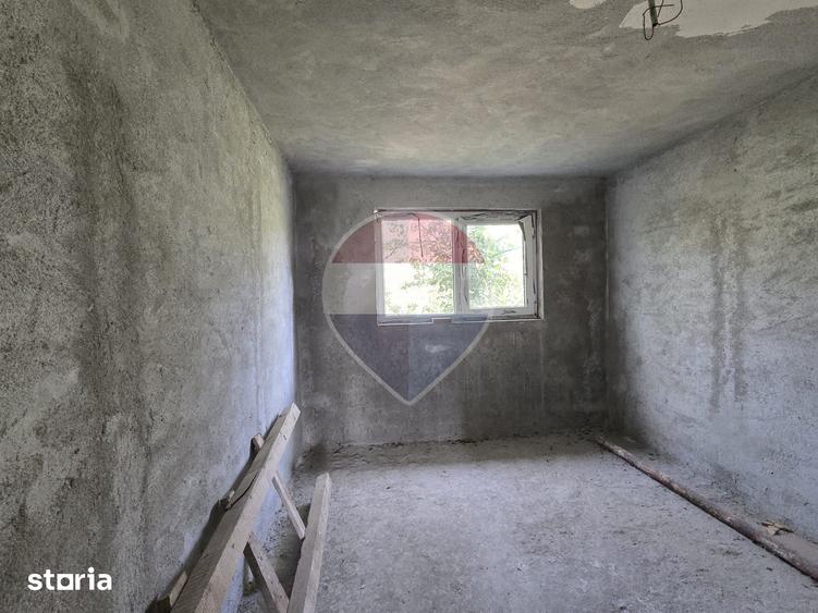 Casă cu 6 camere cu Teren 2600 Mp în Grădinari