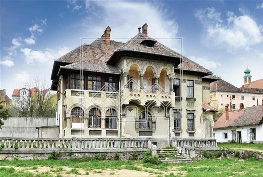 Casă individuală cu 17 camere cu Teren 5262 Mp în Central