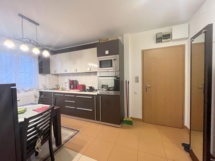 Apartament cu 4 camere decomandat, mobilat în Central