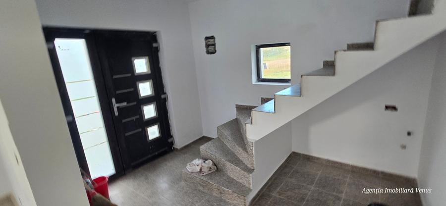 Casă individuală cu 5 camere cu Teren 1000 Mp în Central