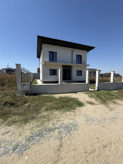 Casă cu 4 camere decomandat în Agigea