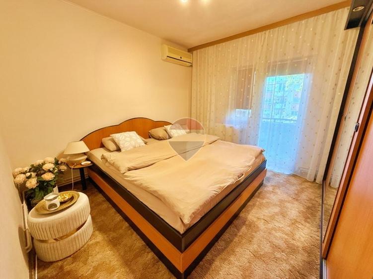 Apartament cu 3 camere decomandat, mobilat în Intim
