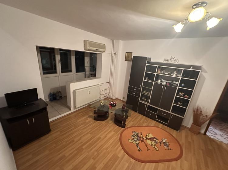 Apartament cu 4 camere semidecomandat, mobilat în Berceni