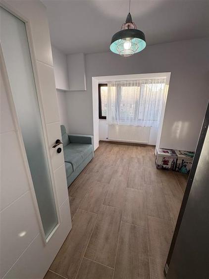 Apartament cu 4 camere decomandat, mobilat în Olteniței