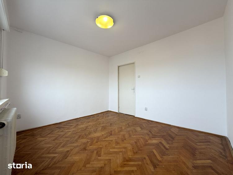 Apartament cu 3 camere semidecomandat în Punctele Cardinale