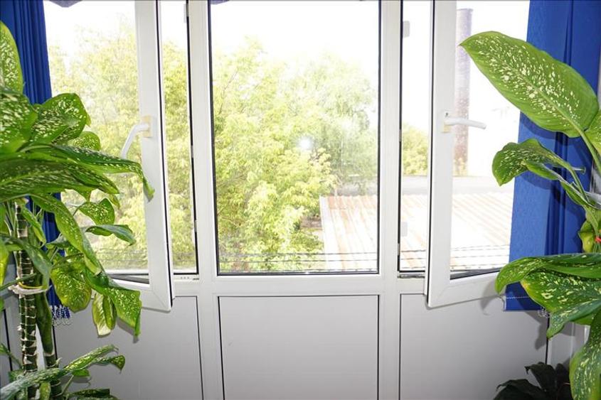 Apartament cu 4 camere semidecomandat în Craiovița Nouă