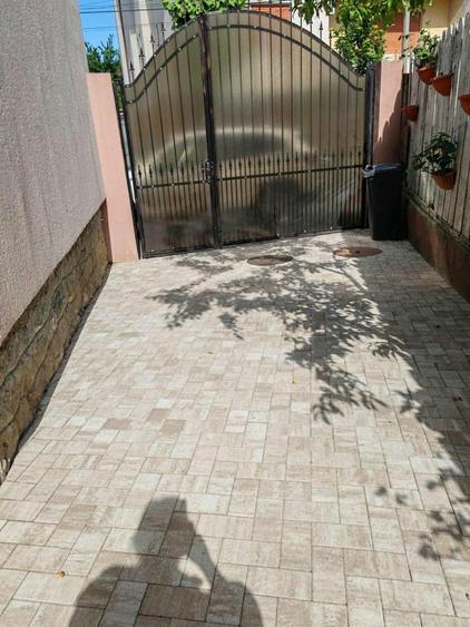 Casă individuală cu 6 camere cu Canalizare în Titulescu