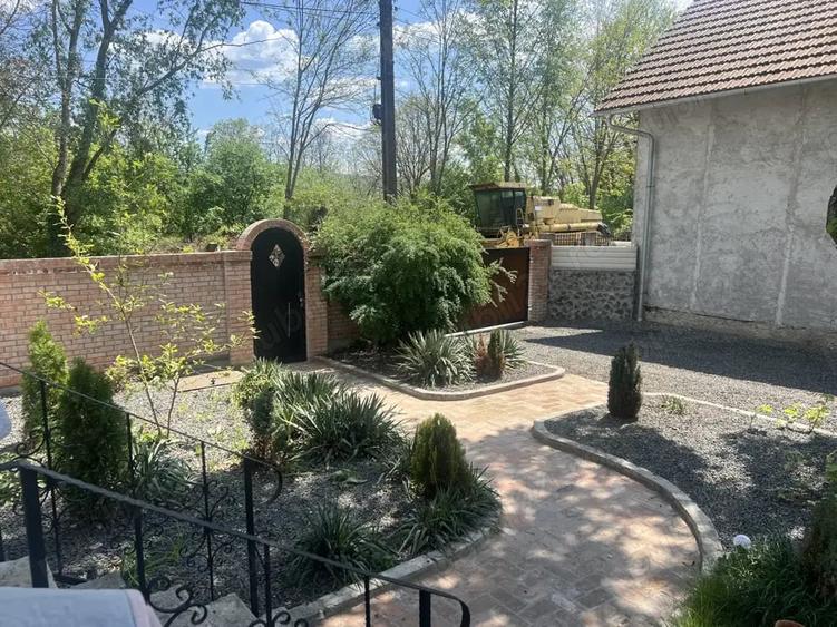 Casă cu 3 camere cu Teren 2000 Mp în Băcia