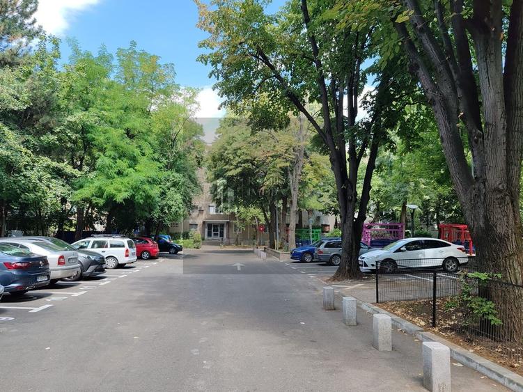 Apartament cu 3 camere semidecomandat, mobilat în Berceni