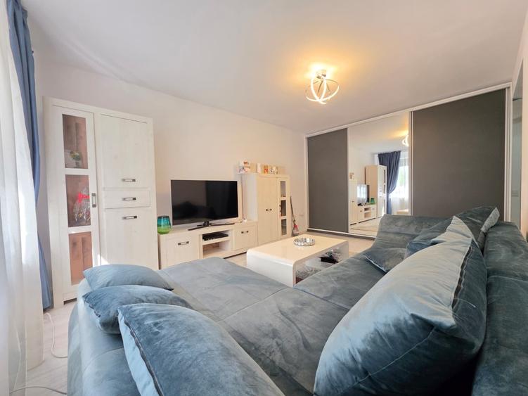 Apartament cu 2 camere semidecomandat în 1 Decembrie