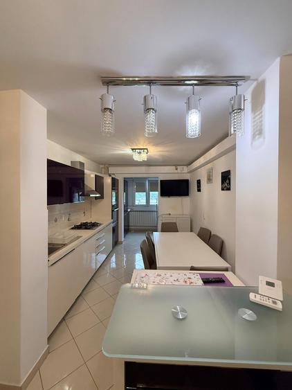 Apartament cu 4 camere decomandat în Crângași
