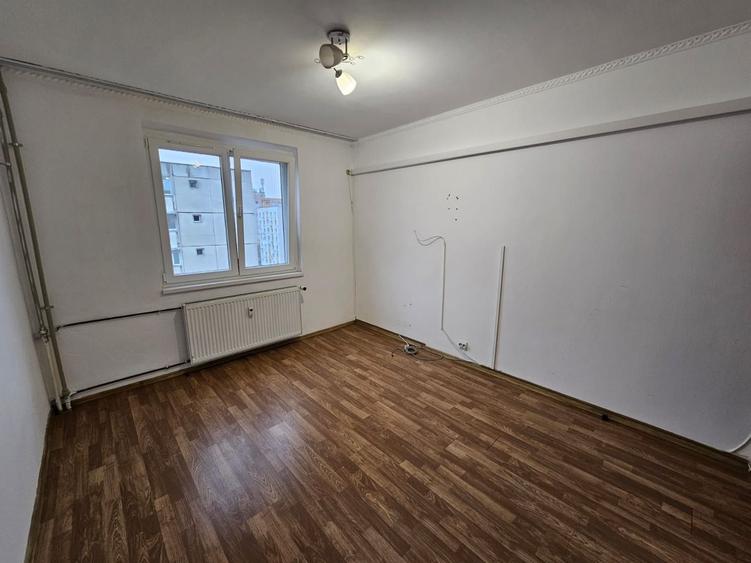 Apartament cu 3 camere semidecomandat în 13 Septembrie