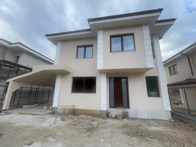 Casă individuală cu 4 camere cu Garaj în Luna de Sus