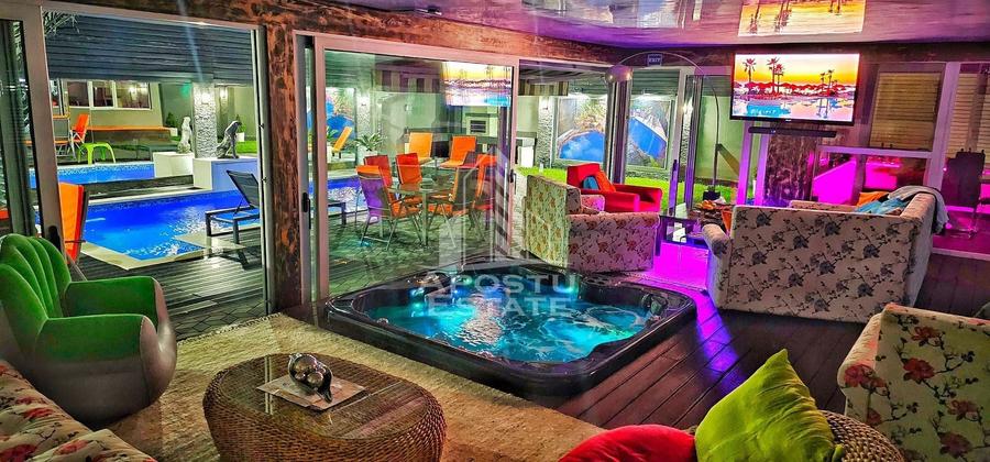 Casă individuală cu 7 camere cu Piscina în Aradului