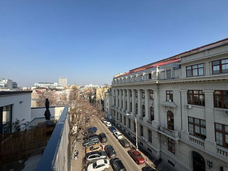 Apartament cu 4 camere semidecomandat, mobilat în P-ța Romană