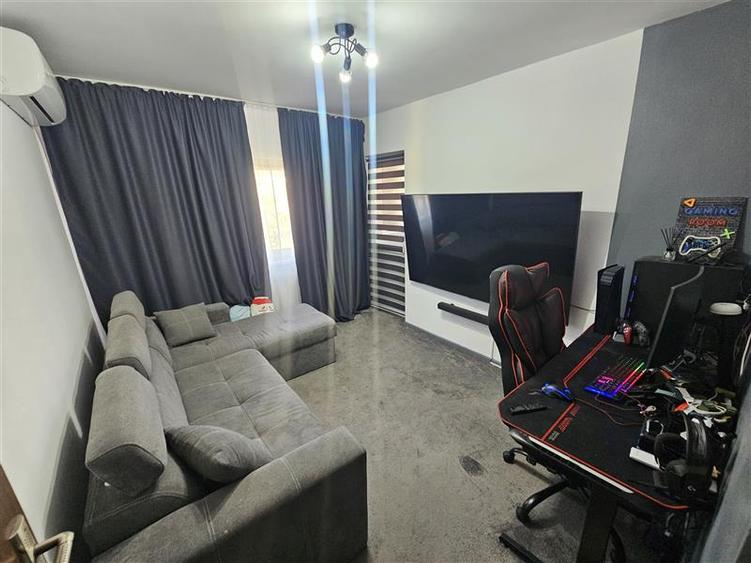 Apartament cu 3 camere decomandat, mobilat în Micro IV