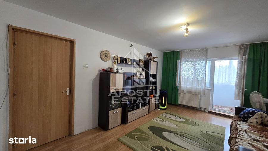 Apartament cu 4 camere semidecomandat, mobilat în Aradului