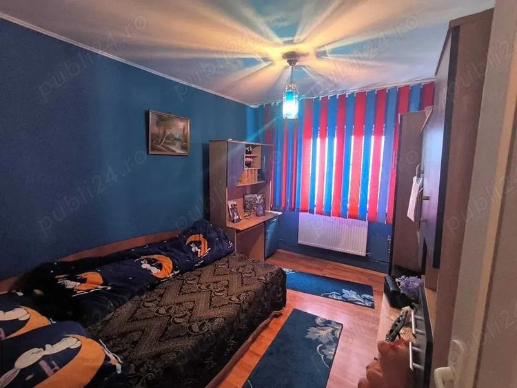 Apartament cu 3 camere decomandat în Motru